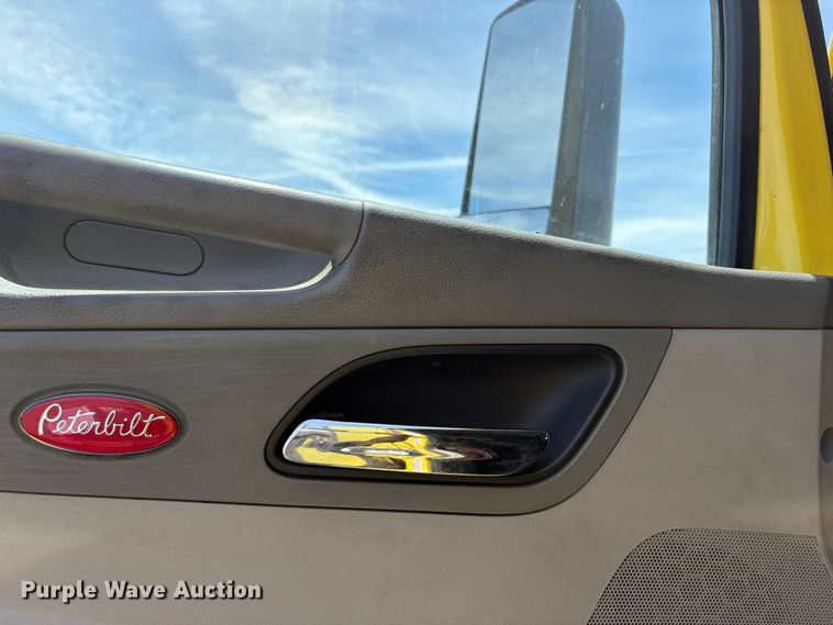 image for item YA3333 2019 Peterbilt 579 semi truck