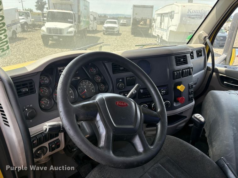 image for item YA3333 2019 Peterbilt 579 semi truck