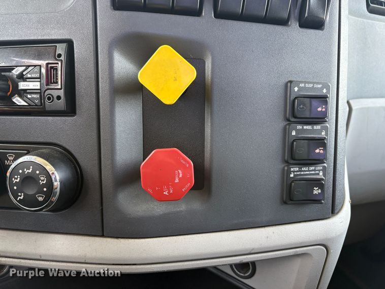 image for item YA3333 2019 Peterbilt 579 semi truck