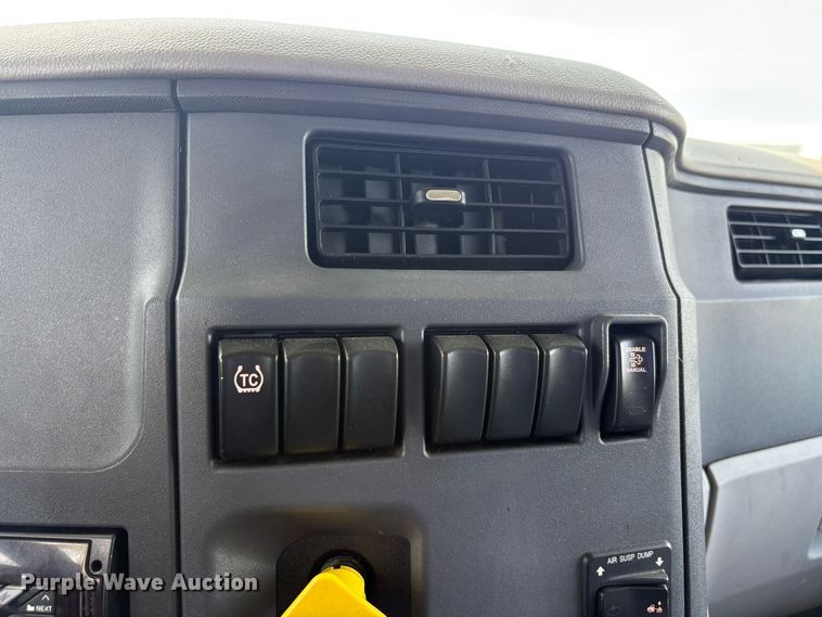 image for item YA3333 2019 Peterbilt 579 semi truck