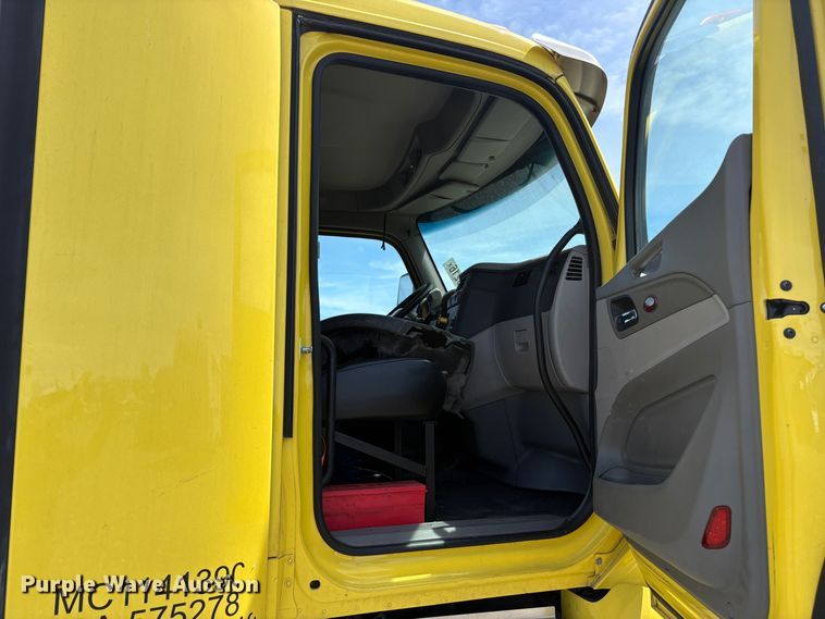 image for item YA3333 2019 Peterbilt 579 semi truck
