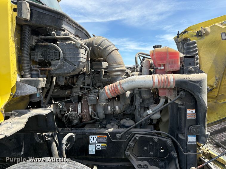 image for item YA3333 2019 Peterbilt 579 semi truck
