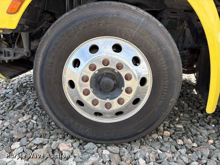 image for item YA3333 2019 Peterbilt 579 semi truck