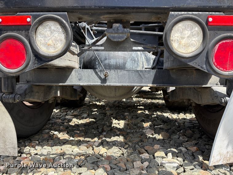 image for item YA3333 2019 Peterbilt 579 semi truck