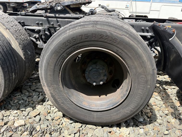 image for item YA3333 2019 Peterbilt 579 semi truck