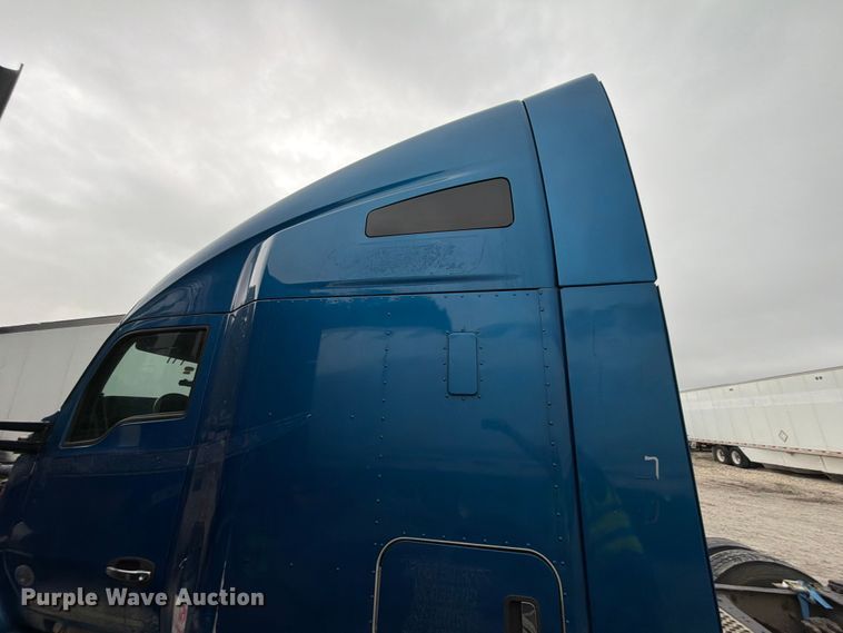 image for item YA3423 2018 Kenworth T680 semi truck