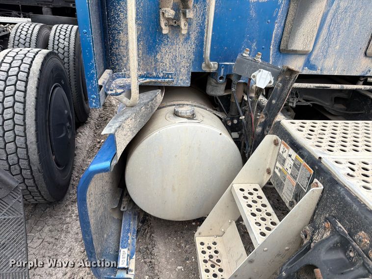image for item YA3423 2018 Kenworth T680 semi truck