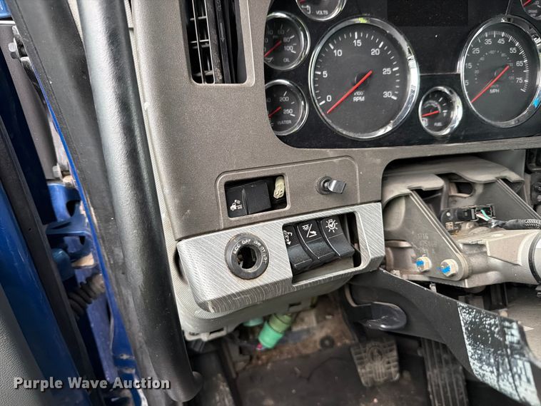 image for item YA3423 2018 Kenworth T680 semi truck