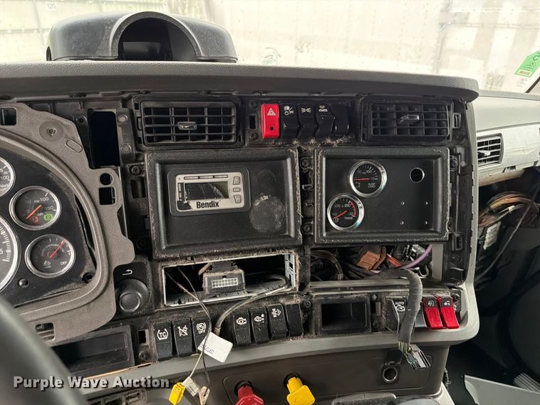 image for item YA3423 2018 Kenworth T680 semi truck