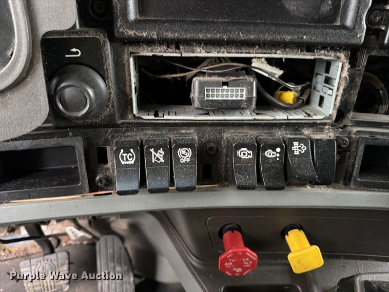 image for item YA3423 2018 Kenworth T680 semi truck