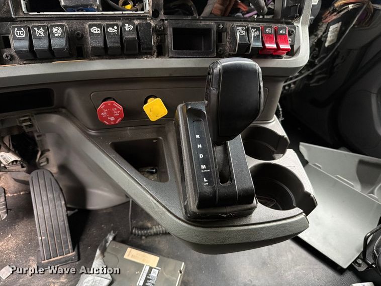 image for item YA3423 2018 Kenworth T680 semi truck