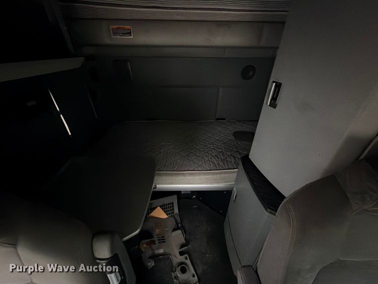 image for item YA3423 2018 Kenworth T680 semi truck