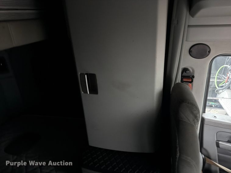 image for item YA3423 2018 Kenworth T680 semi truck