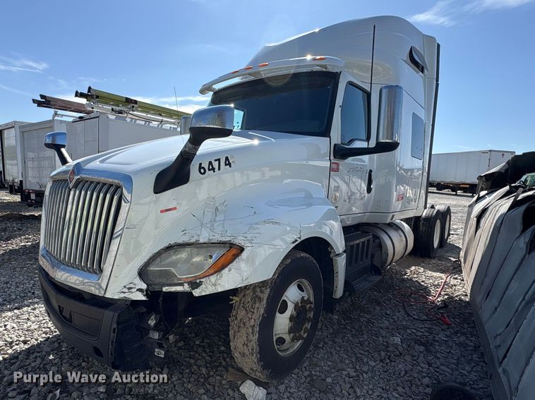 image for item YA6151 2018 International LT625 semi truck