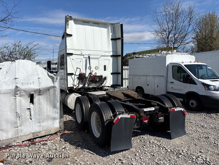 image for item YA6151 2018 International LT625 semi truck