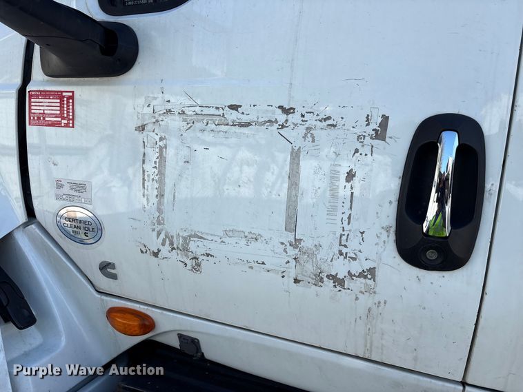 image for item YA6151 2018 International LT625 semi truck