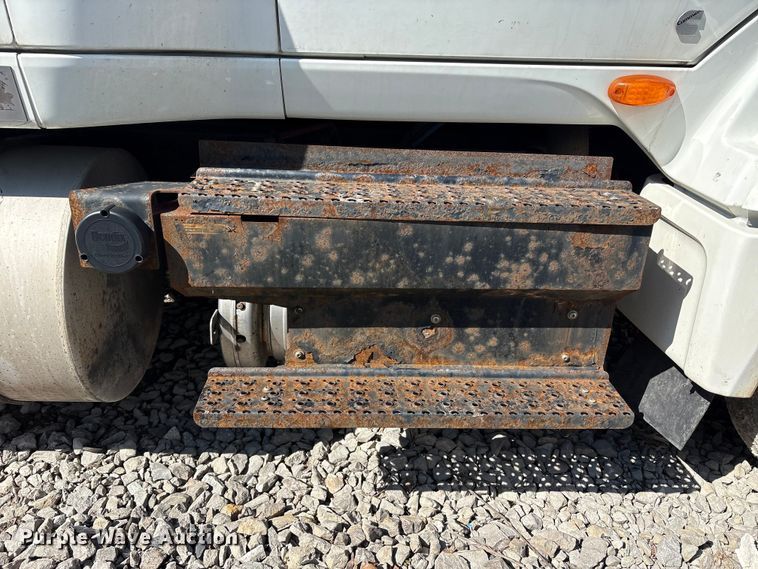 image for item YA6151 2018 International LT625 semi truck