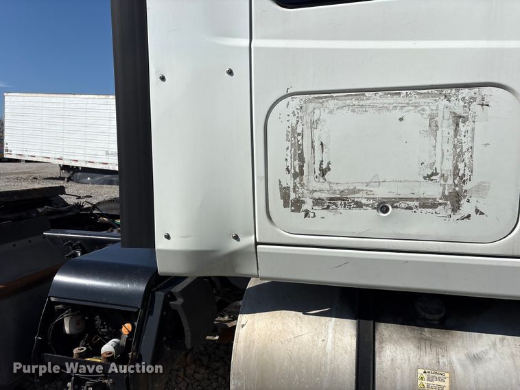 image for item YA6151 2018 International LT625 semi truck