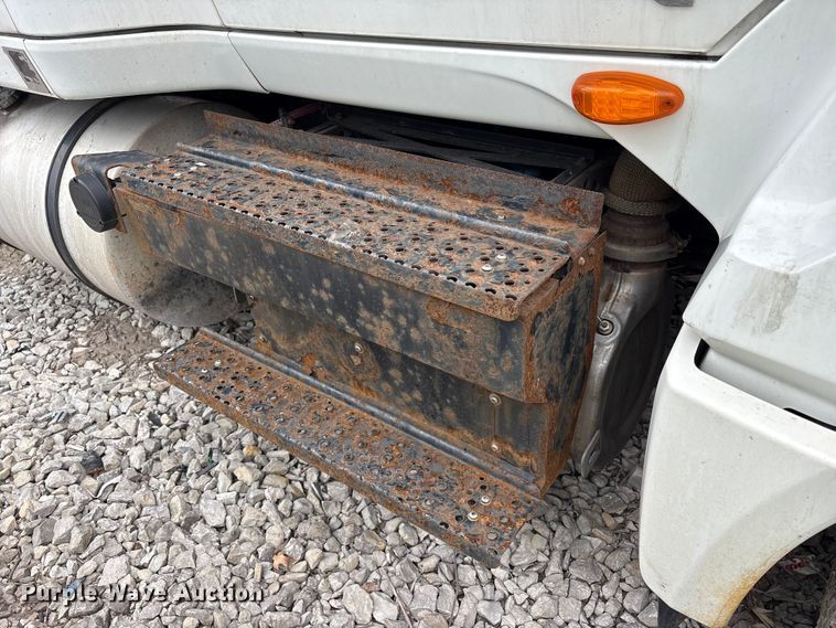image for item YA6151 2018 International LT625 semi truck