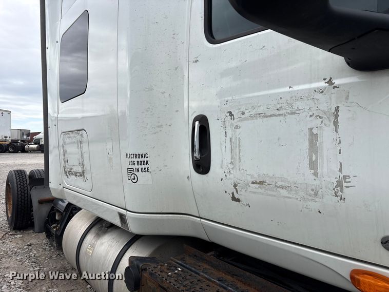 image for item YA6151 2018 International LT625 semi truck