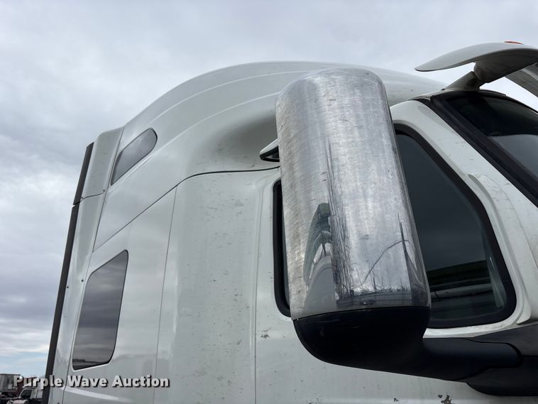 image for item YA6151 2018 International LT625 semi truck