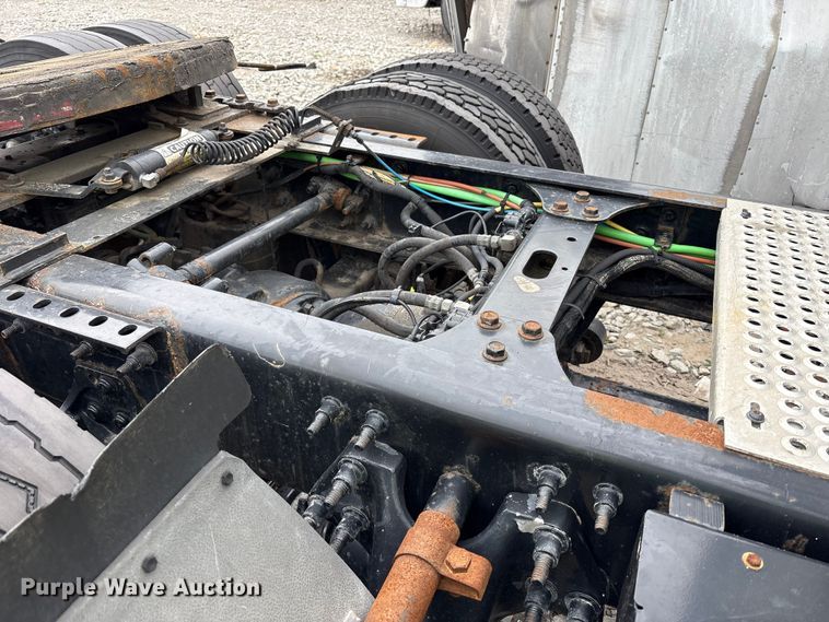 image for item YA6151 2018 International LT625 semi truck