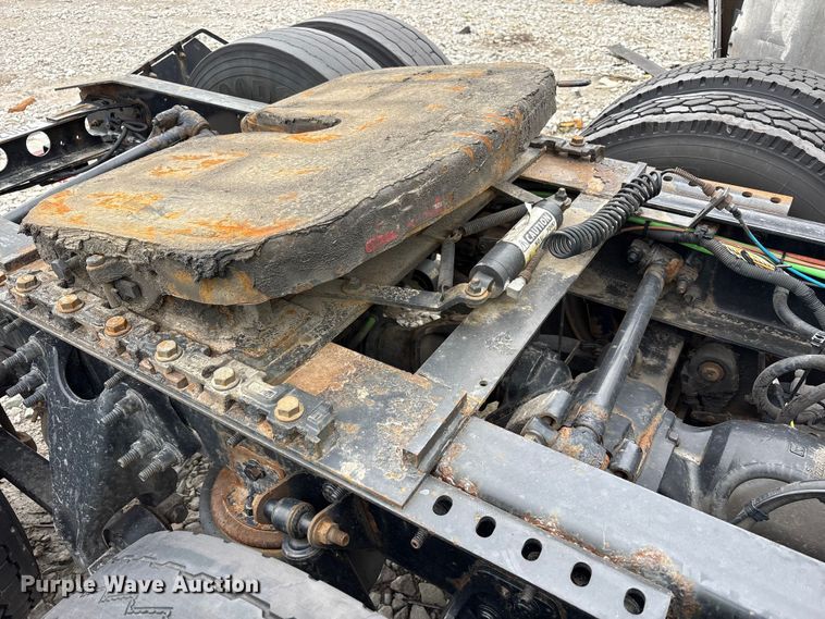 image for item YA6151 2018 International LT625 semi truck
