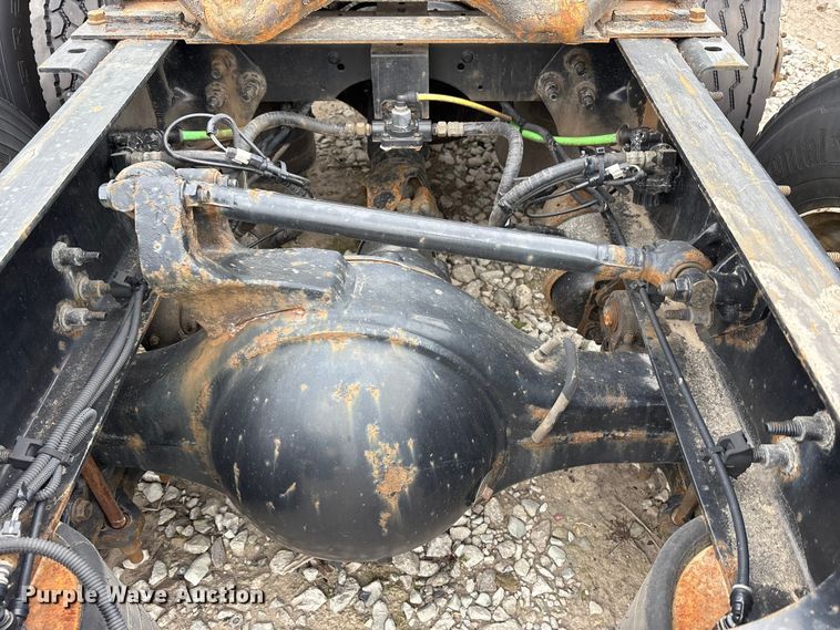 image for item YA6151 2018 International LT625 semi truck