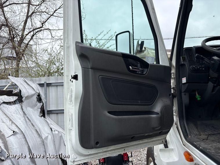 image for item YA6151 2018 International LT625 semi truck