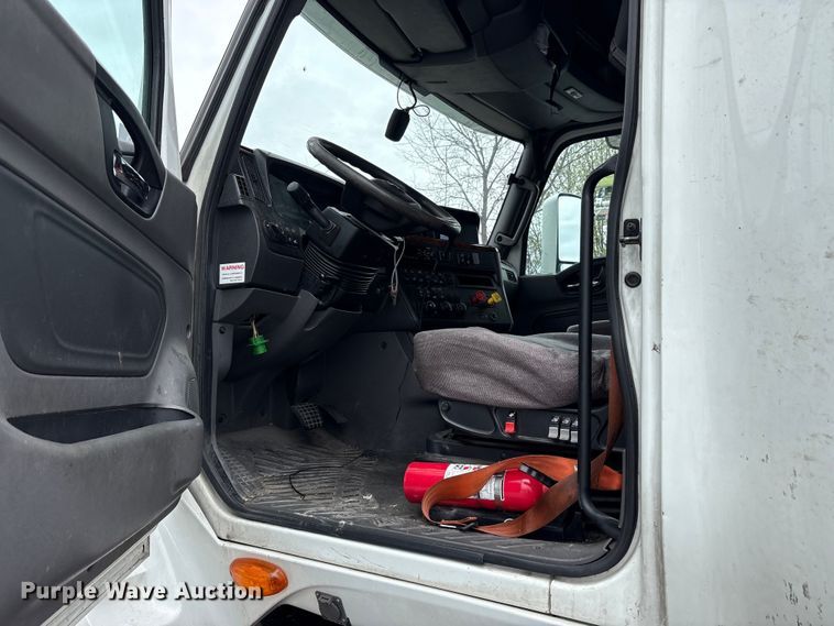 image for item YA6151 2018 International LT625 semi truck