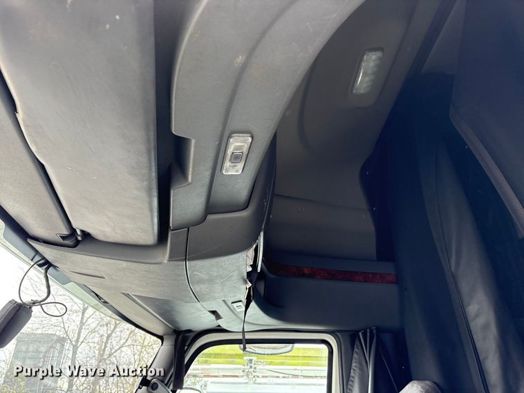 image for item YA6151 2018 International LT625 semi truck