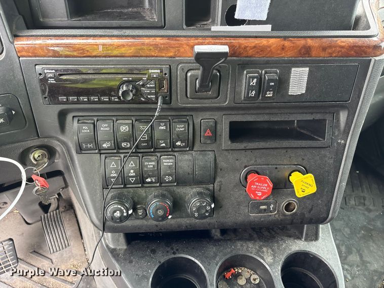 image for item YA6151 2018 International LT625 semi truck