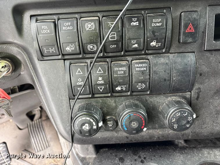 image for item YA6151 2018 International LT625 semi truck