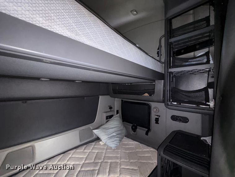 image for item YA6151 2018 International LT625 semi truck