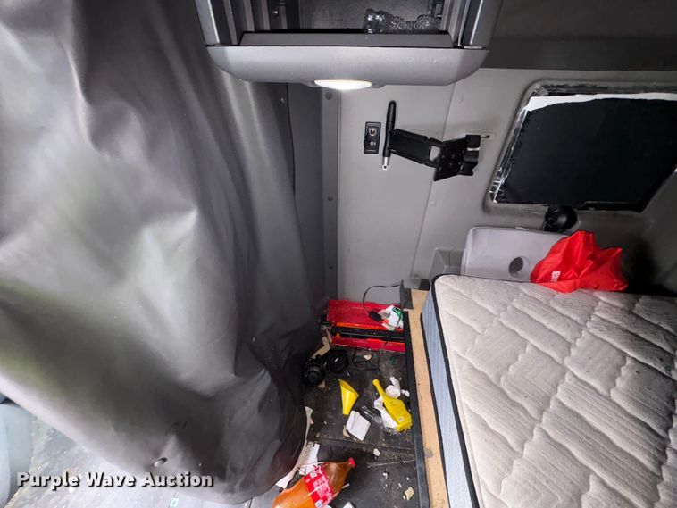 image for item YA6151 2018 International LT625 semi truck