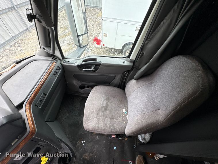 image for item YA6151 2018 International LT625 semi truck