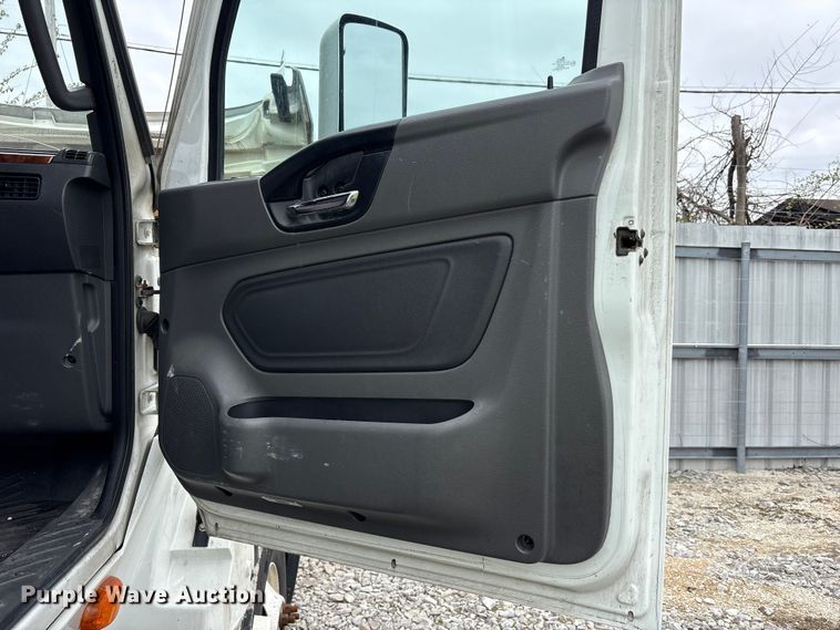 image for item YA6151 2018 International LT625 semi truck