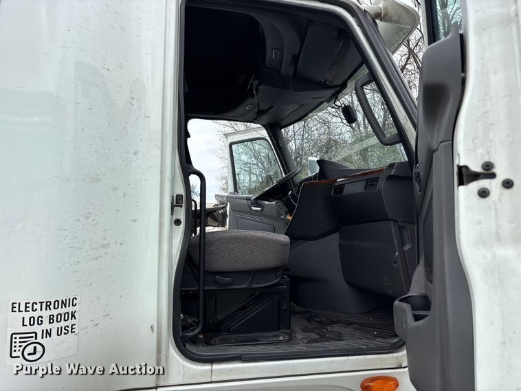 image for item YA6151 2018 International LT625 semi truck