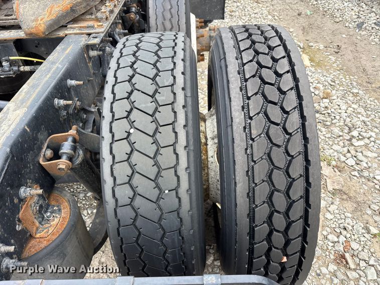 image for item YA6151 2018 International LT625 semi truck