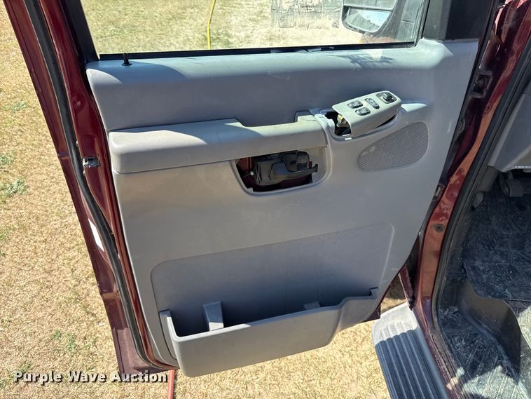 image for item DH1970 2006 Ford E350 Super Duty van