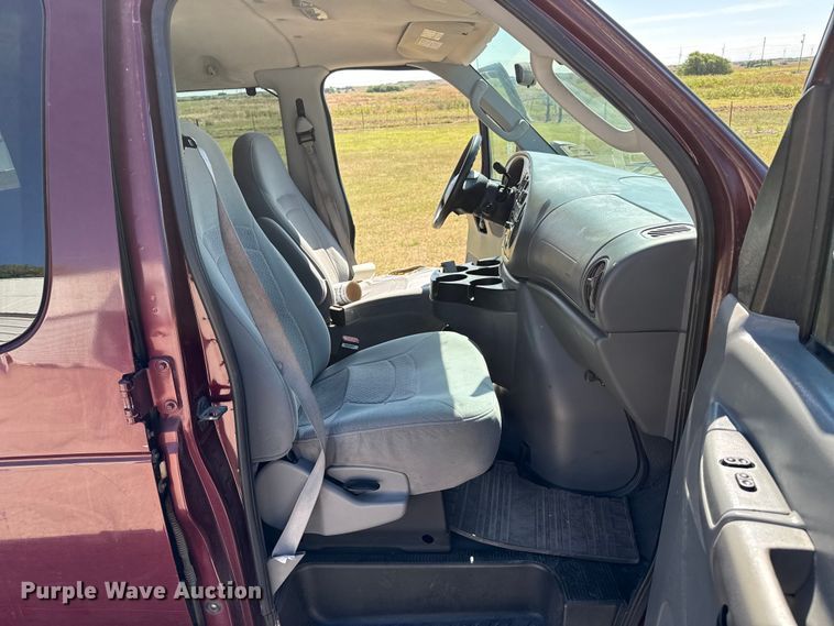 image for item DH1970 2006 Ford E350 Super Duty van
