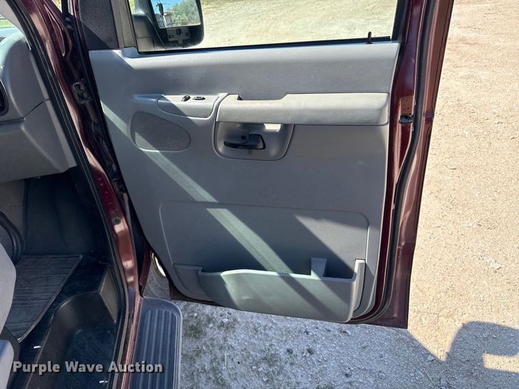 image for item DH1970 2006 Ford E350 Super Duty van