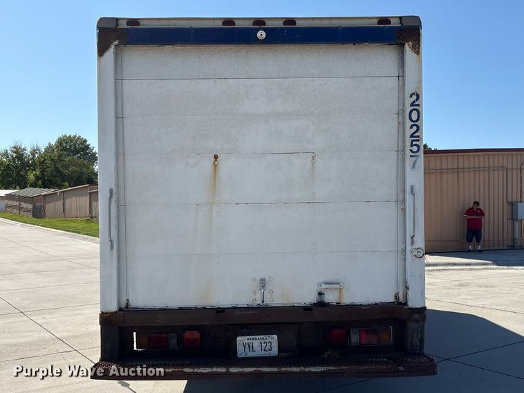 image for item DO5233 2000 Isuzu NPR box truck
