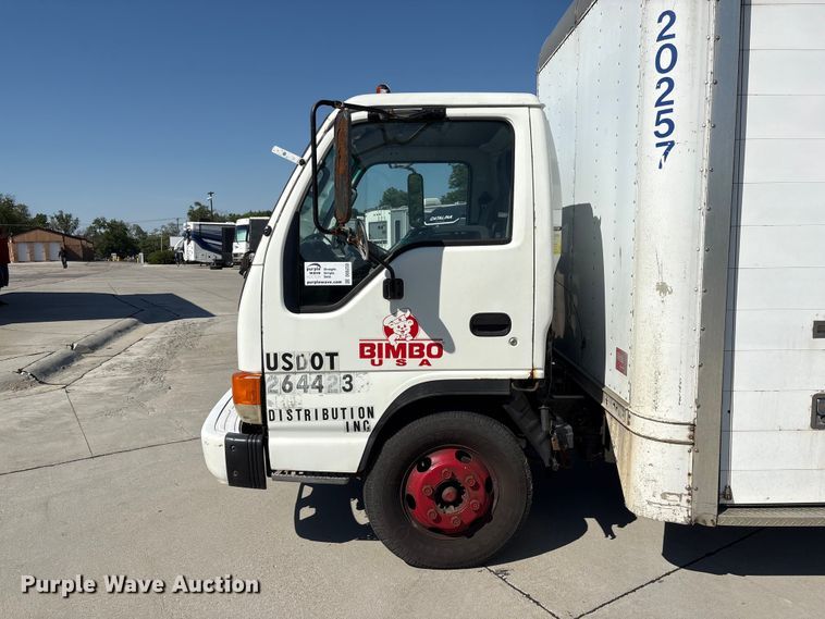 image for item DO5233 2000 Isuzu NPR box truck
