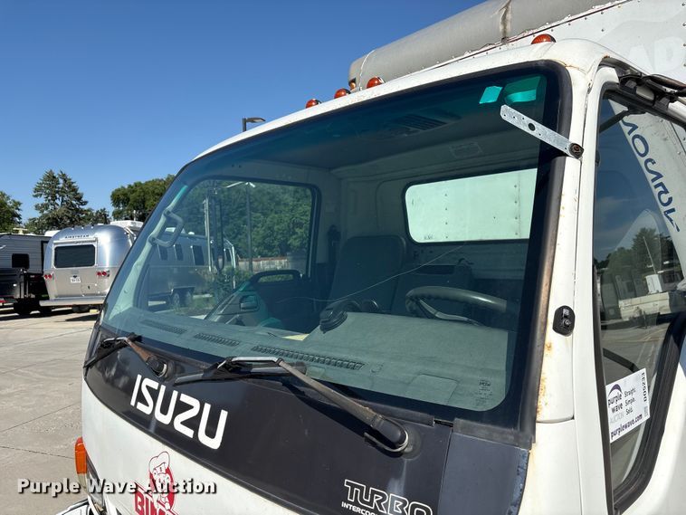 image for item DO5233 2000 Isuzu NPR box truck