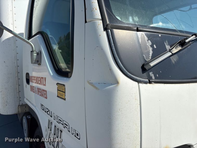 image for item DO5233 2000 Isuzu NPR box truck