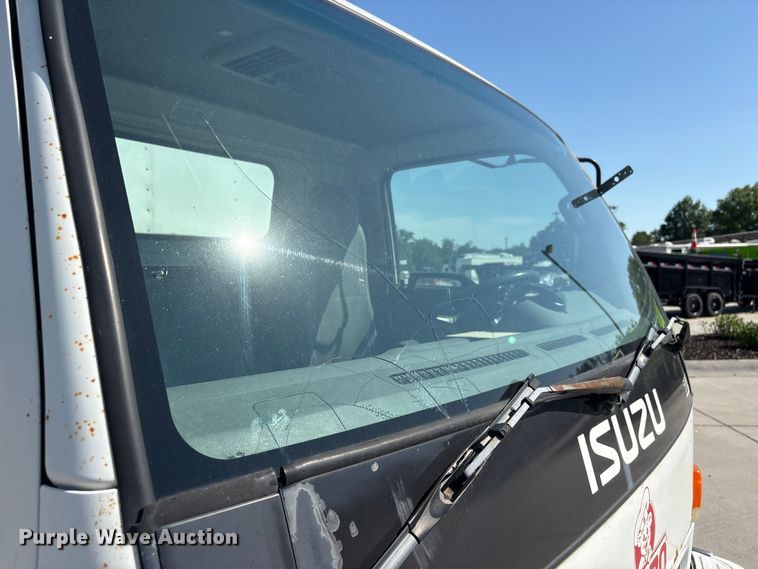 image for item DO5233 2000 Isuzu NPR box truck