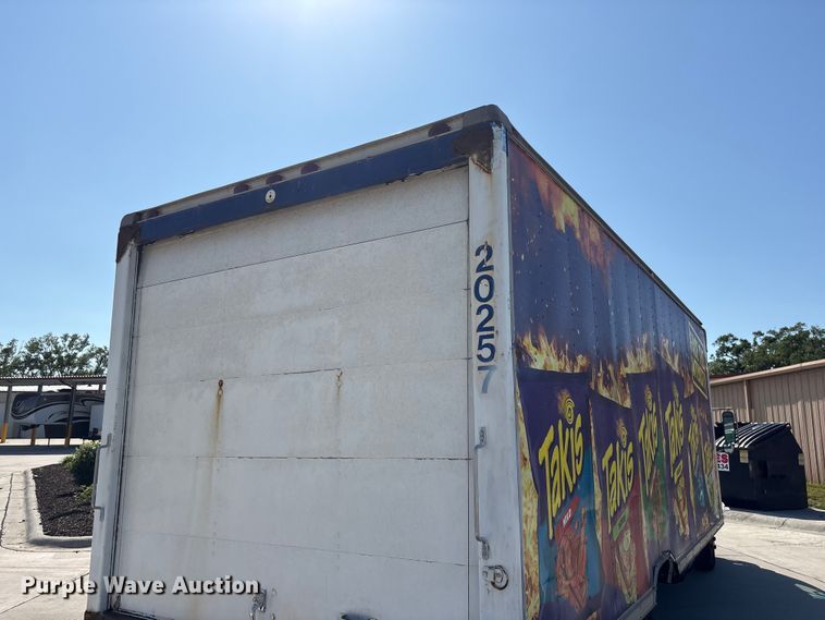 image for item DO5233 2000 Isuzu NPR box truck
