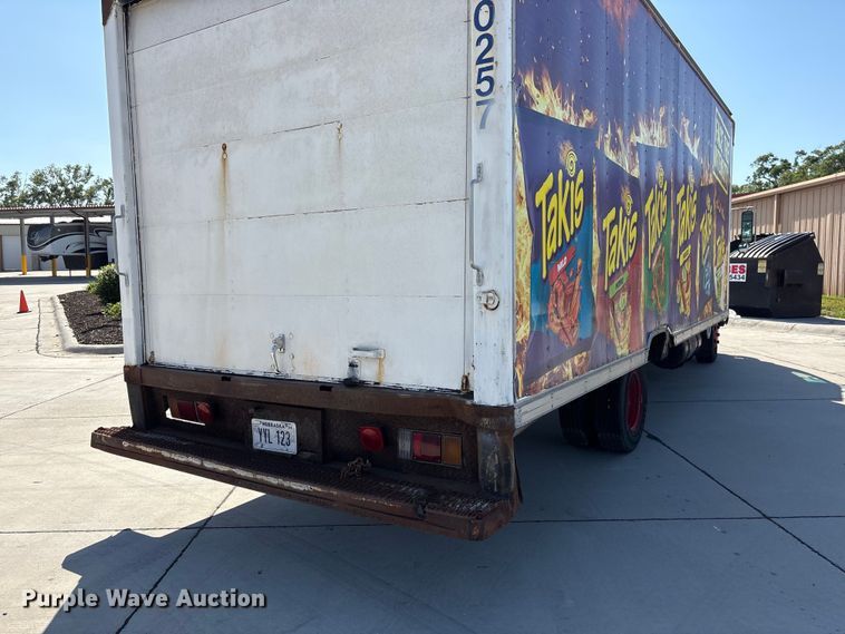 image for item DO5233 2000 Isuzu NPR box truck