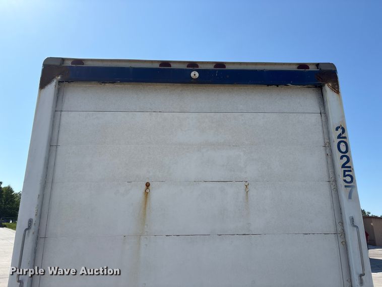 image for item DO5233 2000 Isuzu NPR box truck